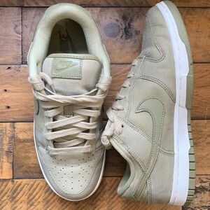 NIKE LOW DUNK SNEAKERS PREMIUM NUBUCK & SUEDE NEUTRAL OLIVE SAIL MIDSOLE SIZE 7